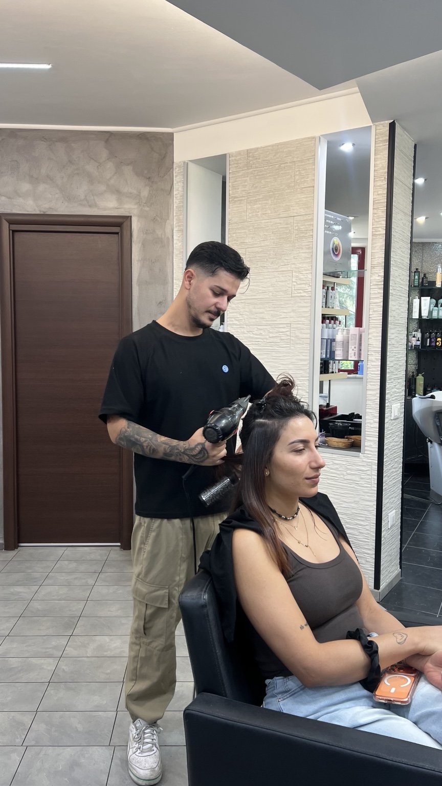 Giuseppe Filice al lavoro nell’ambiente Hair Identity